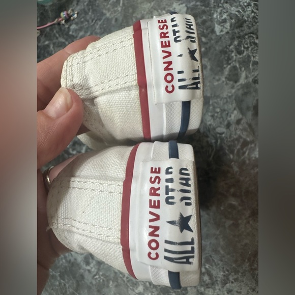 Converse VGUC a little over 8 inches.   Could be boys or girl - Picture 4 of 6